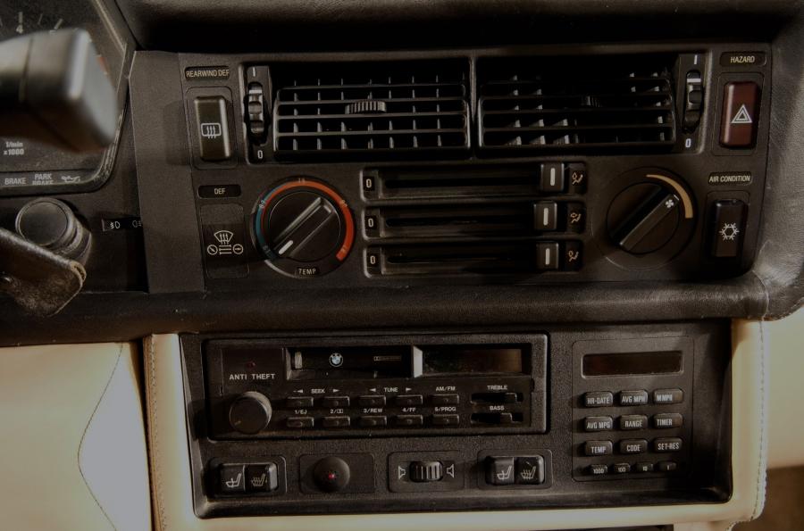 Детали интерьера BMW M6 (E24) 1988 года  (NA) (фото 95 из 158)